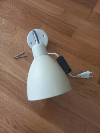 Aplique de pared plateado y blanco