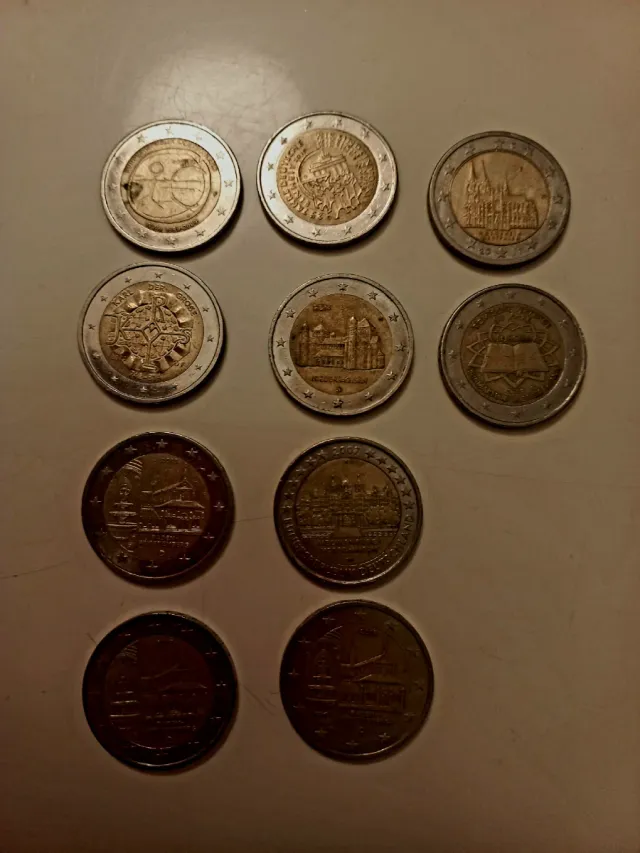 Lote 114 Monedas 2€ Conmemorativas. 2 euros/unidad