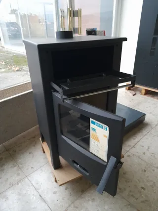 Estufa de leña metálica con puerta de cristal