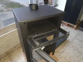 Estufa de leña metálica con puerta de cristal
