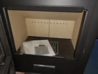 Estufa de leña metálica con puerta de cristal