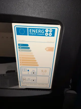 Estufa de leña metálica con puerta de cristal