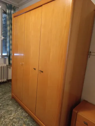 Cama 105, Mesita, Espejo, Cómoda y armario.