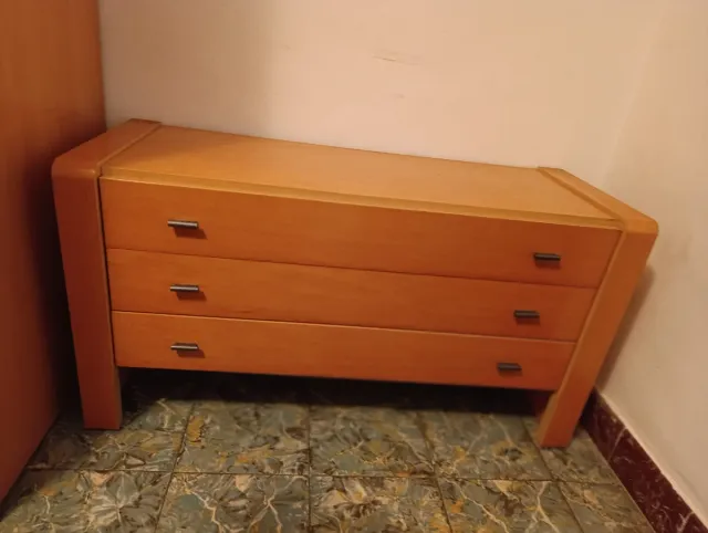 Cama 105, Mesita, Espejo, Cómoda y armario.