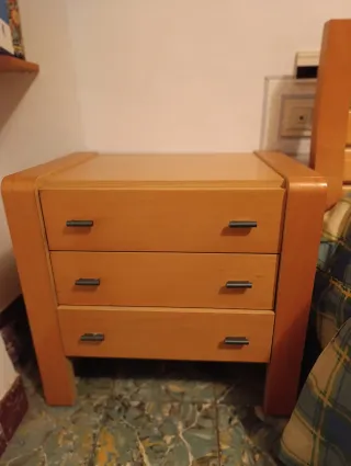 Cama 105, Mesita, Espejo, Cómoda y armario.