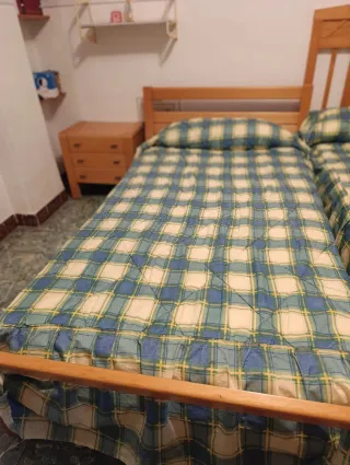 Cama 105, Mesita, Espejo, Cómoda y armario.