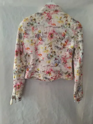 Chaqueta Zara floral entallada Talla M