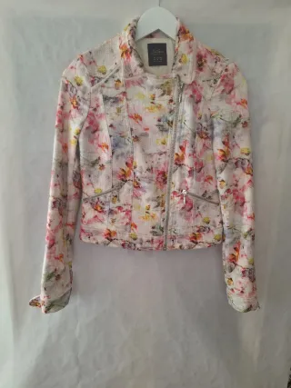 Chaqueta Zara floral entallada Talla M