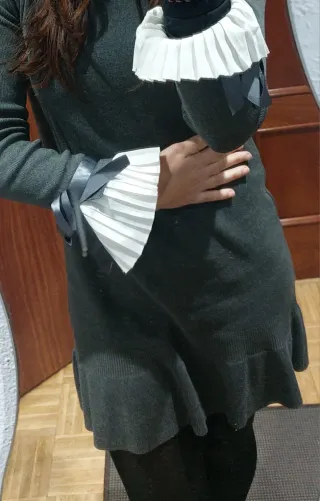 Vestido elegante con volantes y lazo en las mangas