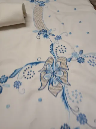 Mantelería bordada con 20 servilletas