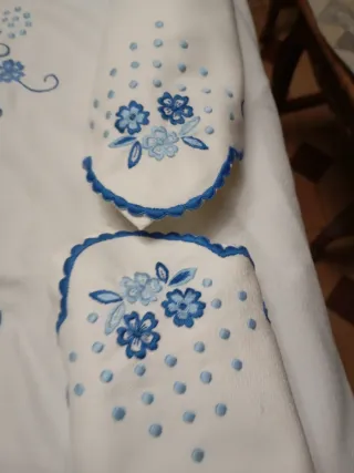 Mantelería bordada con 20 servilletas