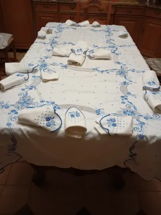 Mantelería bordada con 20 servilletas