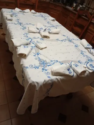 Mantelería bordada con 20 servilletas
