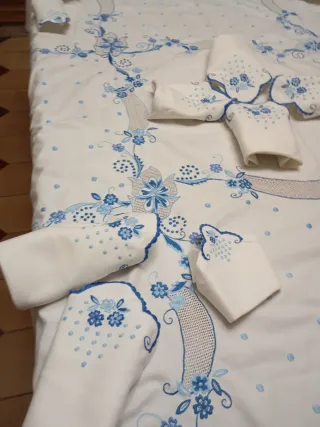 Mantelería bordada con 20 servilletas