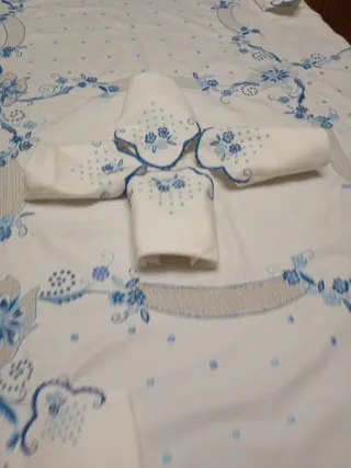 Mantelería bordada con 20 servilletas