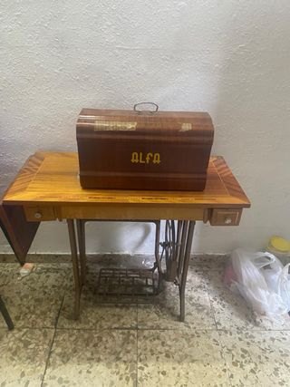 Máquina de coser Alfa antigua