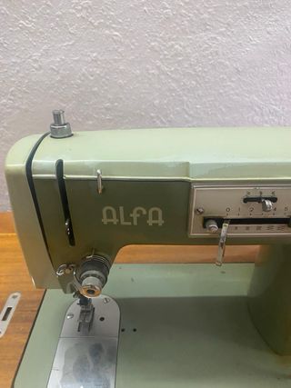 Máquina de coser Alfa antigua