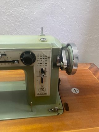 Máquina de coser Alfa antigua