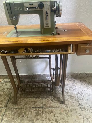 Máquina de coser Alfa antigua