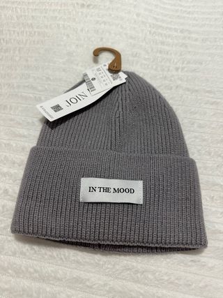 Gorro Stradivarius cinza com etiqueta