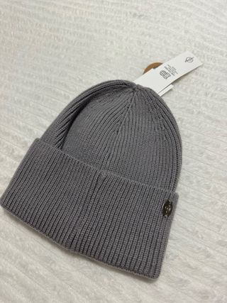 Gorro Stradivarius cinza com etiqueta