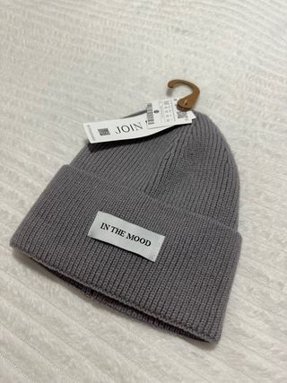 Gorro Stradivarius cinza com etiqueta