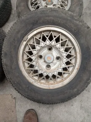 Llantas vehículo clásico