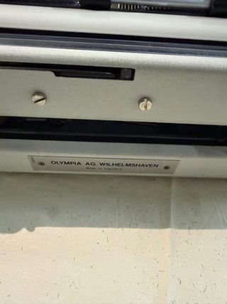 Máquina de escribir Olympia Traveller de Luxe