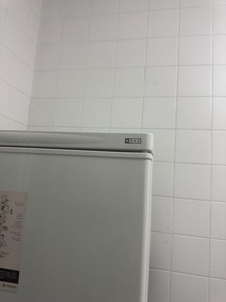 Nevera blanca con congelador con poco uso