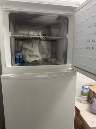 Nevera blanca con congelador con poco uso