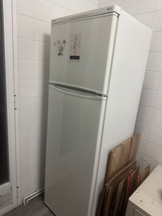 Nevera blanca con congelador con poco uso