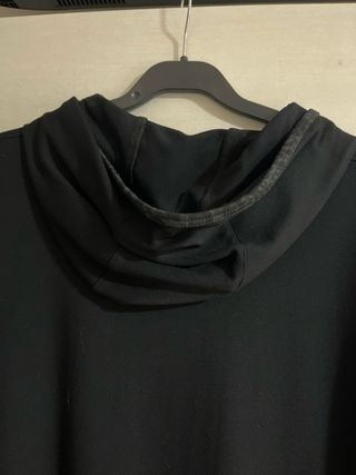 Vestido con capucha negro