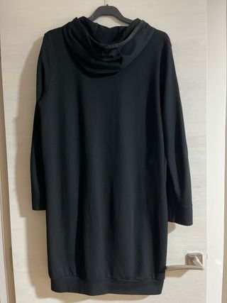 Vestido con capucha negro