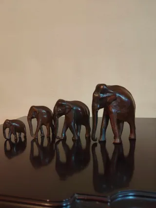 Familia de elefantes de madera