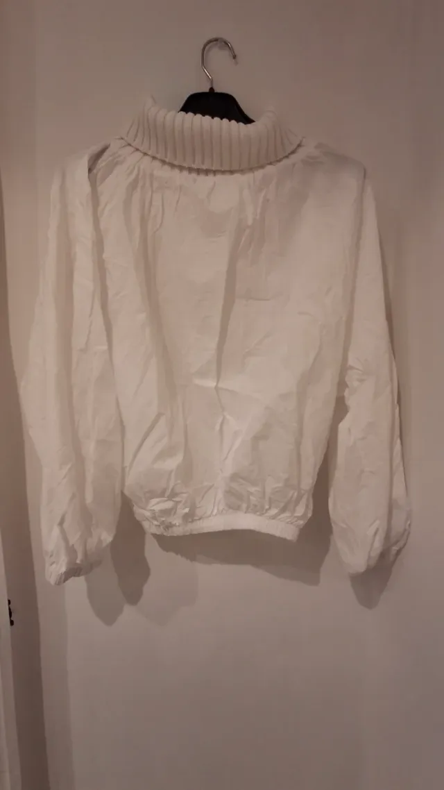 Sudadera blanca cuello alto bombacho