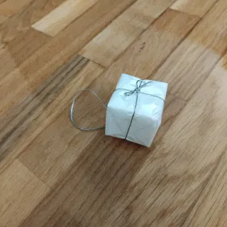 Adornos Navideños Regalo Dorado y Blanco