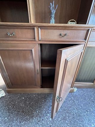 Mueble de comedor de madera y cristal