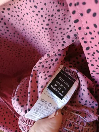 Top crop rosa con puntos negros