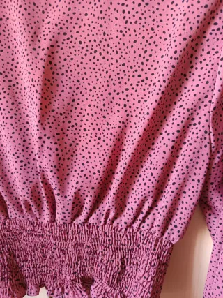 Top crop rosa con puntos negros