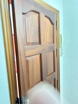 Puerta de entrada de madera