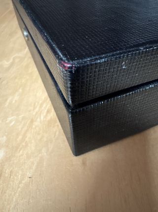 Relojero negro con compartimentos