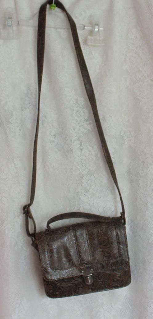 Bolso de hombro marrón con grabado