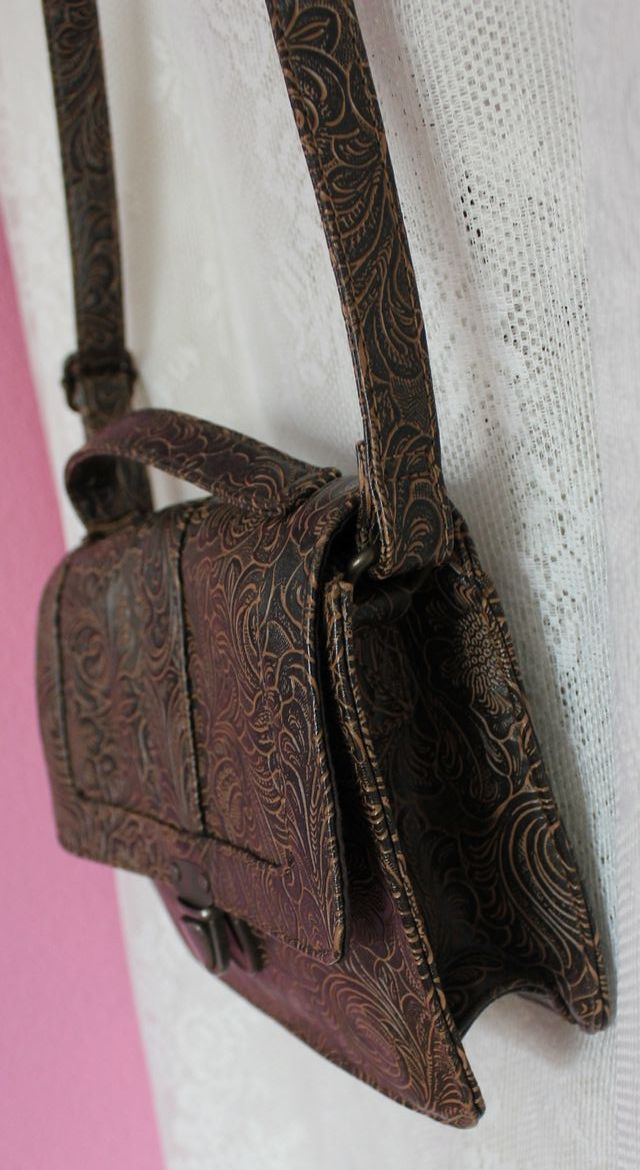 Bolso de hombro marrón con grabado