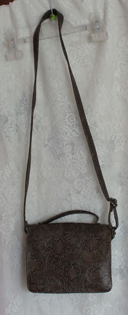 Bolso de hombro marrón con grabado