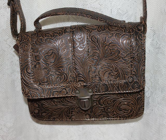 Bolso de hombro marrón con grabado