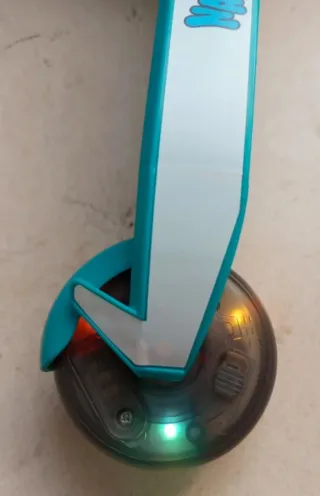 Nancy con patinete y mochila con accesorios