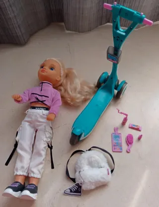 Nancy con patinete y mochila con accesorios