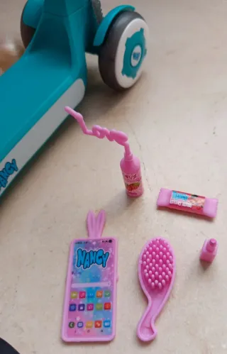 Nancy con patinete y mochila con accesorios