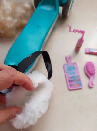 Nancy con patinete y mochila con accesorios