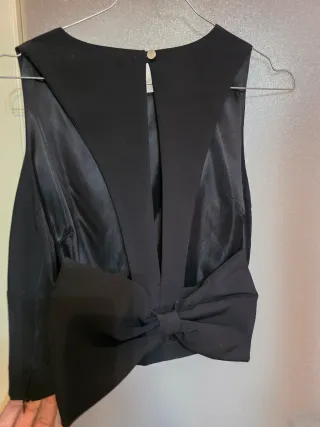 Top negro elegante con lazo